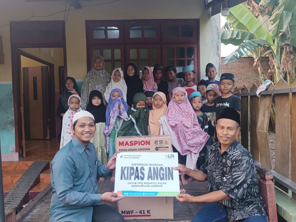 Lingkar Peduli Indonesia Berikan Kipas Angin untuk TPQ Rodiatul Falah, Santri Kini Ngaji dengan Nyaman