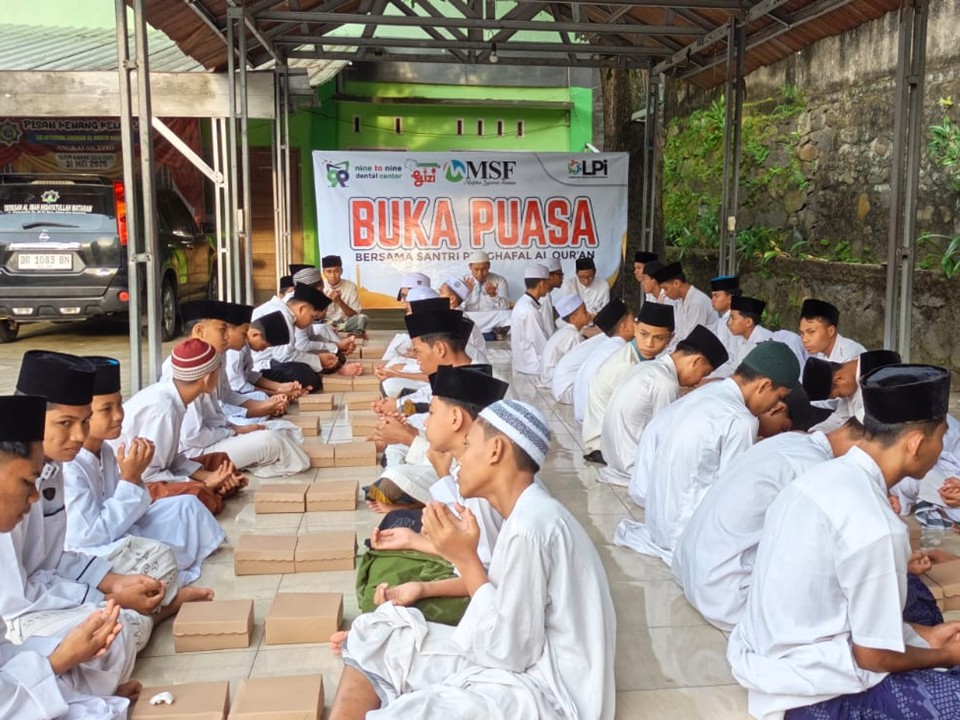 LPI Salurkan Paket Buka Puasa untuk 60 Penghafal Quran di Mataram